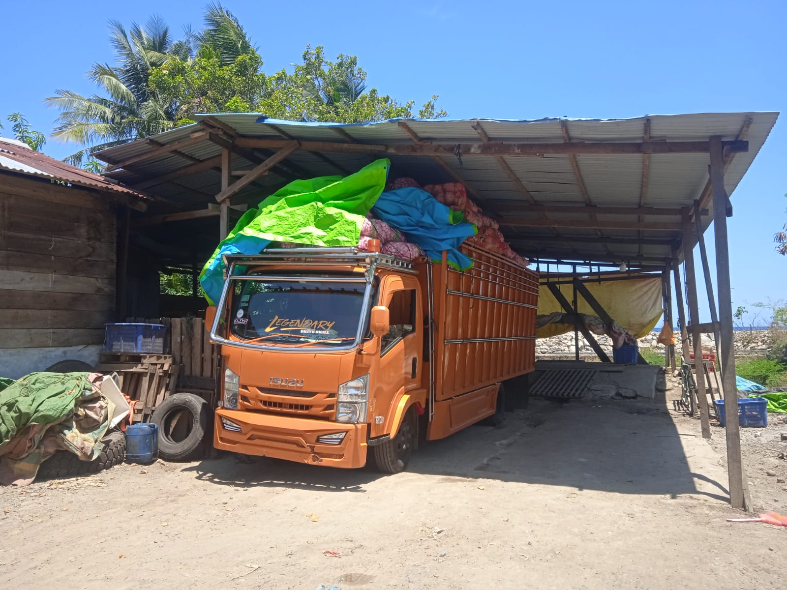 Gudang tempat para pekerja di Sofifi